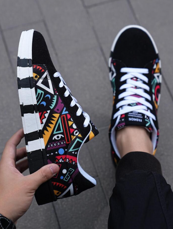 Sepatu sneakers dengan motif geometris